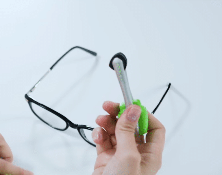 How Does the Peeps Eyeglass Cleaner Work?